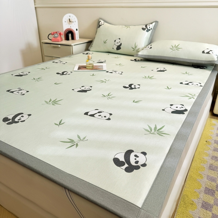 91家纺网 家纺一手货源 找家纺 LIFE.丽芙 2025春夏季新品数码印花冰藤凉席平铺冰丝凉席印花小清新绑带款三件套（风格二） 小熊猫