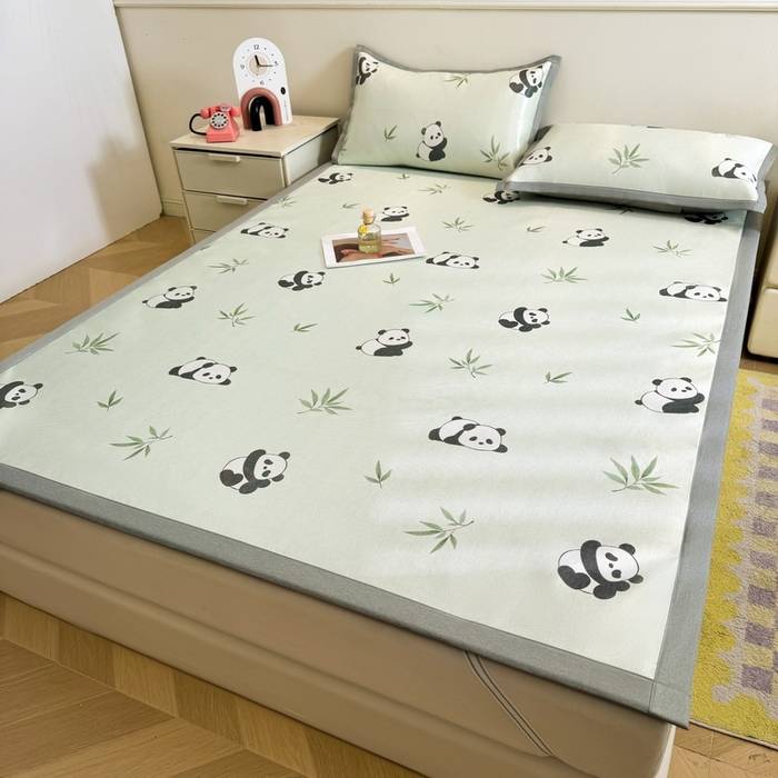 91家纺网 家纺一手货源 找家纺 LIFE.丽芙 2025春夏季新品数码印花冰藤凉席平铺冰丝凉席印花小清新绑带款三件套（风格二） 小熊猫