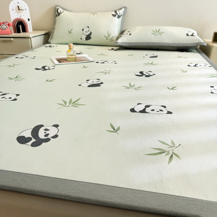 91家纺网 家纺一手货源 找家纺 LIFE.丽芙 2025春夏季新品数码印花冰藤凉席平铺冰丝凉席印花小清新绑带款三件套（风格二） 小熊猫