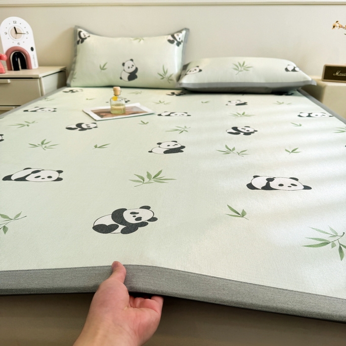 91家纺网 家纺一手货源 找家纺 LIFE.丽芙 2025春夏季新品数码印花冰藤凉席平铺冰丝凉席印花小清新绑带款三件套（风格二） 小熊猫
