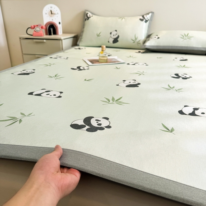 91家纺网 家纺一手货源 找家纺 LIFE.丽芙 2025春夏季新品数码印花冰藤凉席平铺冰丝凉席印花小清新绑带款三件套（风格二） 小熊猫