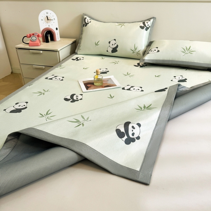 91家纺网 家纺一手货源 找家纺 LIFE.丽芙 2025春夏季新品数码印花冰藤凉席平铺冰丝凉席印花小清新绑带款三件套（风格二） 小熊猫