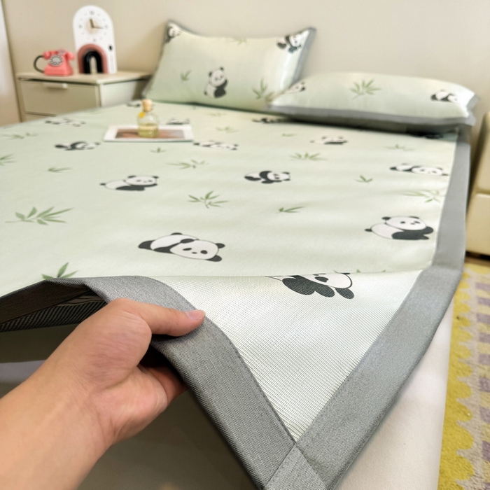 91家纺网 家纺一手货源 找家纺 LIFE.丽芙 2025春夏季新品数码印花冰藤凉席平铺冰丝凉席印花小清新绑带款三件套（风格二） 小熊猫