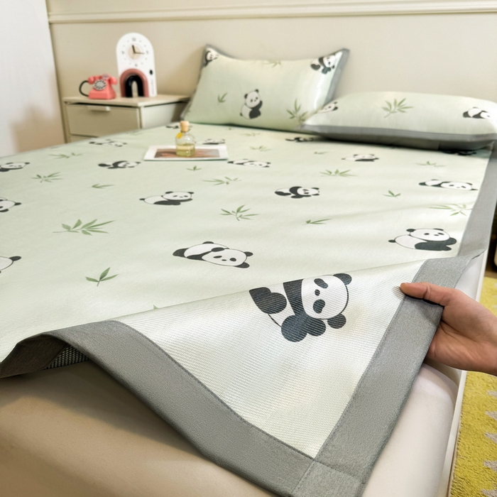 91家纺网 家纺一手货源 找家纺 LIFE.丽芙 2025春夏季新品数码印花冰藤凉席平铺冰丝凉席印花小清新绑带款三件套（风格二） 小熊猫