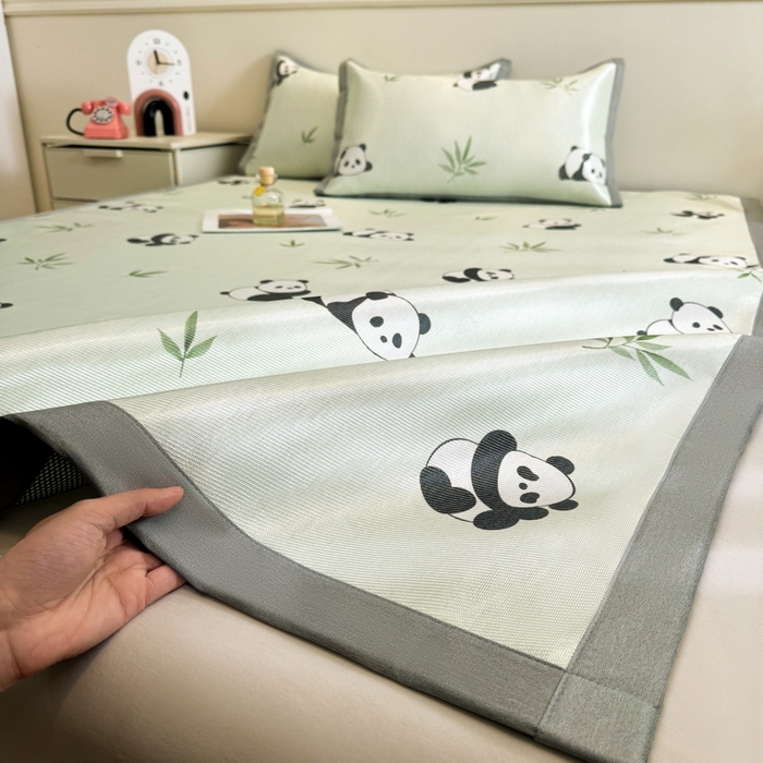 91家纺网 家纺一手货源 找家纺 LIFE.丽芙 2025春夏季新品数码印花冰藤凉席平铺冰丝凉席印花小清新绑带款三件套（风格二） 小熊猫