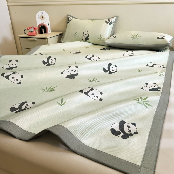 91家纺网 家纺一手货源 找家纺 LIFE.丽芙 2025春夏季新品数码印花冰藤凉席平铺冰丝凉席印花小清新绑带款三件套（风格二） 小熊猫