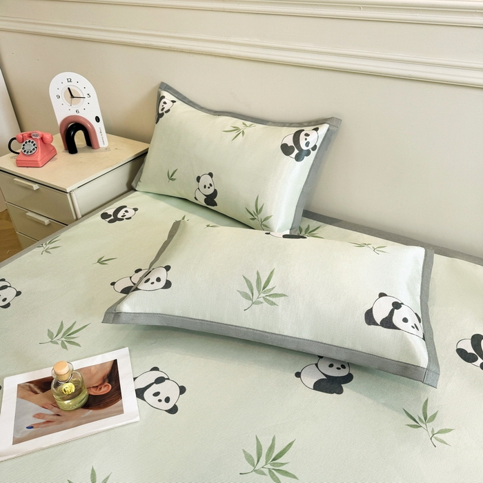 91家纺网 家纺一手货源 找家纺 LIFE.丽芙 2025春夏季新品数码印花冰藤凉席平铺冰丝凉席印花小清新绑带款三件套（风格二） 小熊猫