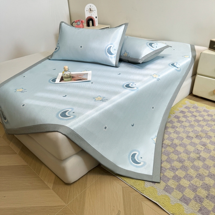 91家纺网 家纺一手货源 找家纺 LIFE.丽芙 2025春夏季新品数码印花冰藤凉席平铺冰丝凉席印花小清新绑带款三件套（风格二） 星辰