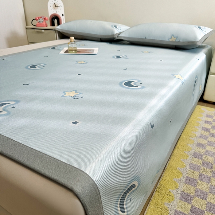 91家纺网 家纺一手货源 找家纺 LIFE.丽芙 2025春夏季新品数码印花冰藤凉席平铺冰丝凉席印花小清新绑带款三件套（风格二） 星辰