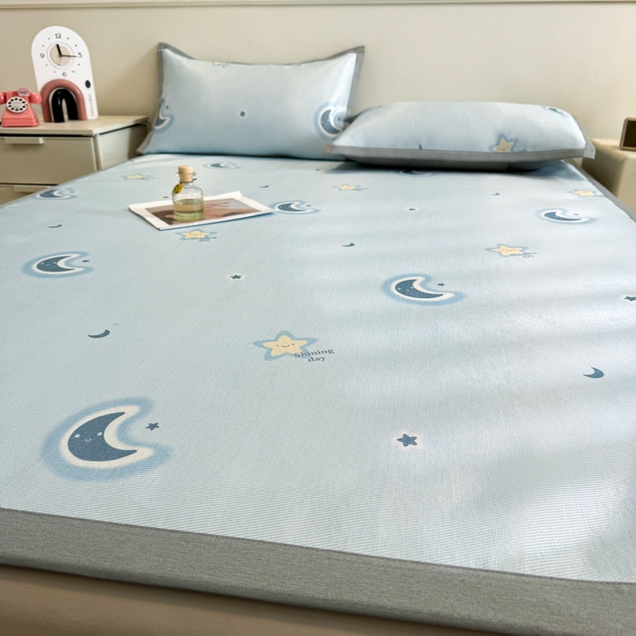 91家纺网 家纺一手货源 找家纺 LIFE.丽芙 2025春夏季新品数码印花冰藤凉席平铺冰丝凉席印花小清新绑带款三件套（风格二） 星辰