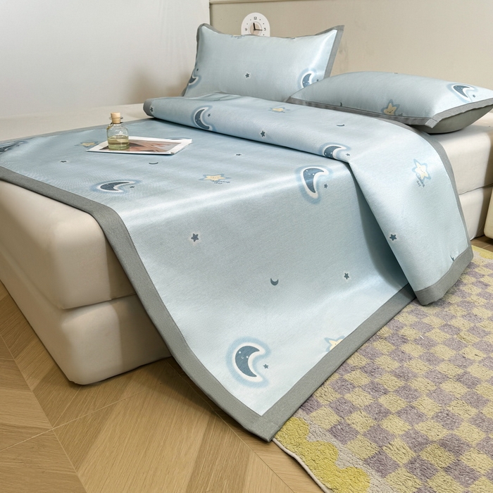 91家纺网 家纺一手货源 找家纺 LIFE.丽芙 2025春夏季新品数码印花冰藤凉席平铺冰丝凉席印花小清新绑带款三件套（风格二） 星辰