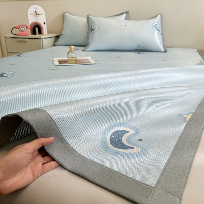 91家纺网 家纺一手货源 找家纺 LIFE.丽芙 2025春夏季新品数码印花冰藤凉席平铺冰丝凉席印花小清新绑带款三件套（风格二） 星辰