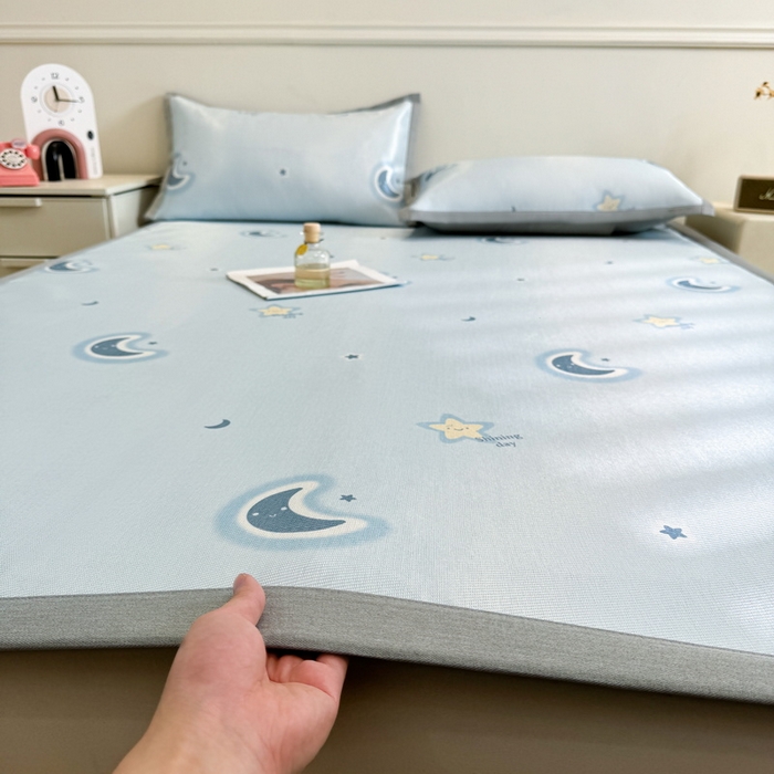 91家纺网 家纺一手货源 找家纺 LIFE.丽芙 2025春夏季新品数码印花冰藤凉席平铺冰丝凉席印花小清新绑带款三件套（风格二） 星辰