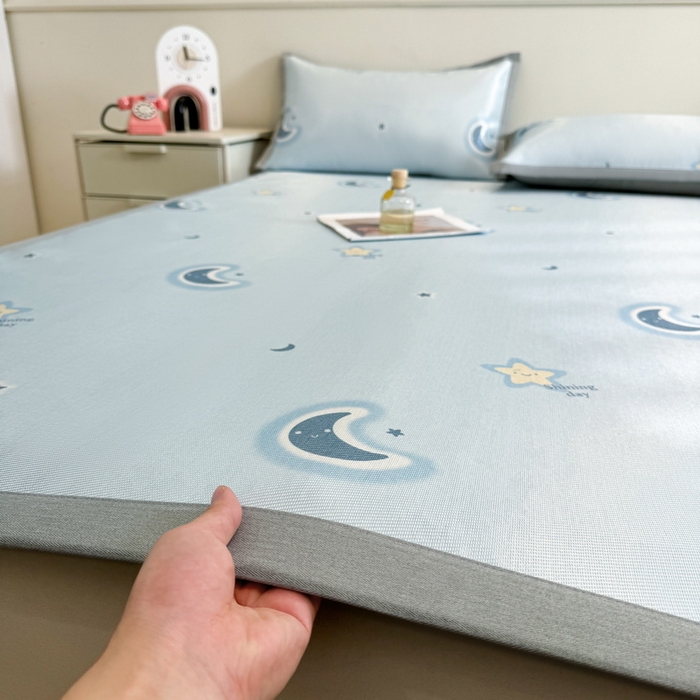 91家纺网 家纺一手货源 找家纺 LIFE.丽芙 2025春夏季新品数码印花冰藤凉席平铺冰丝凉席印花小清新绑带款三件套（风格二） 星辰