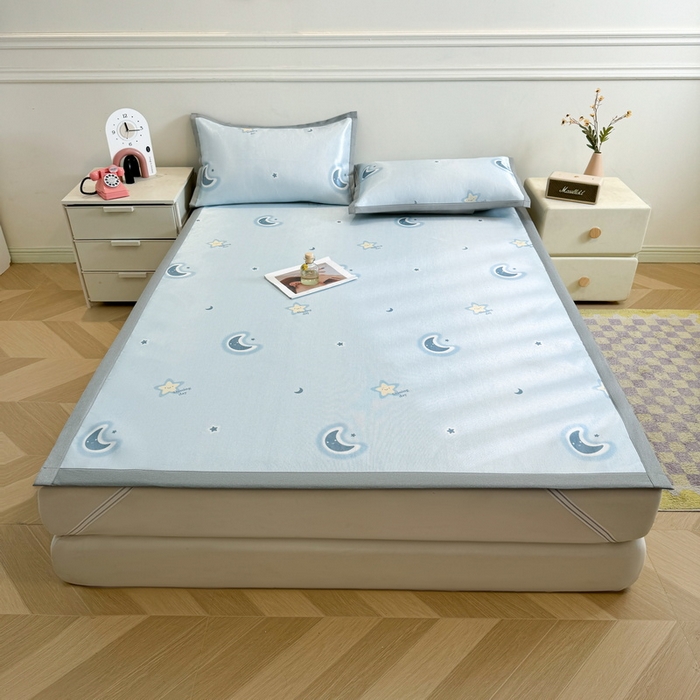 91家纺网 家纺一手货源 找家纺 LIFE.丽芙 2025春夏季新品数码印花冰藤凉席平铺冰丝凉席印花小清新绑带款三件套（风格二） 星辰