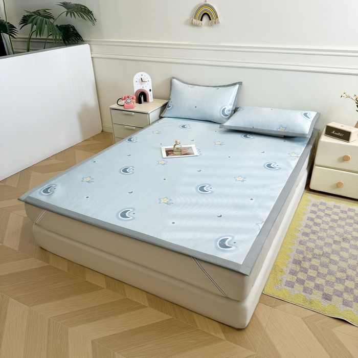 91家纺网 家纺一手货源 找家纺 LIFE.丽芙 2025春夏季新品数码印花冰藤凉席平铺冰丝凉席印花小清新绑带款三件套（风格二） 星辰