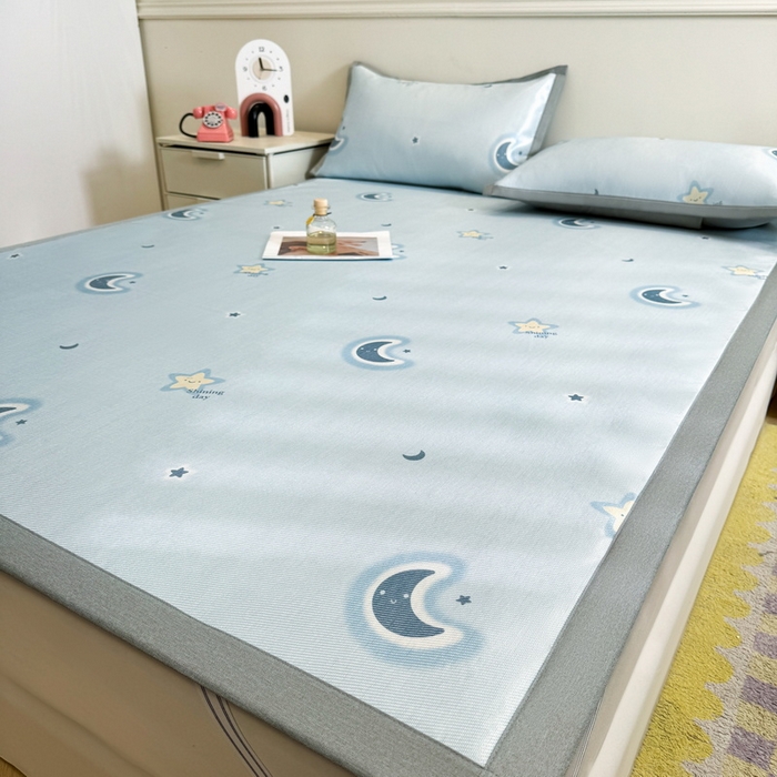 91家纺网 家纺一手货源 找家纺 LIFE.丽芙 2025春夏季新品数码印花冰藤凉席平铺冰丝凉席印花小清新绑带款三件套（风格二） 星辰