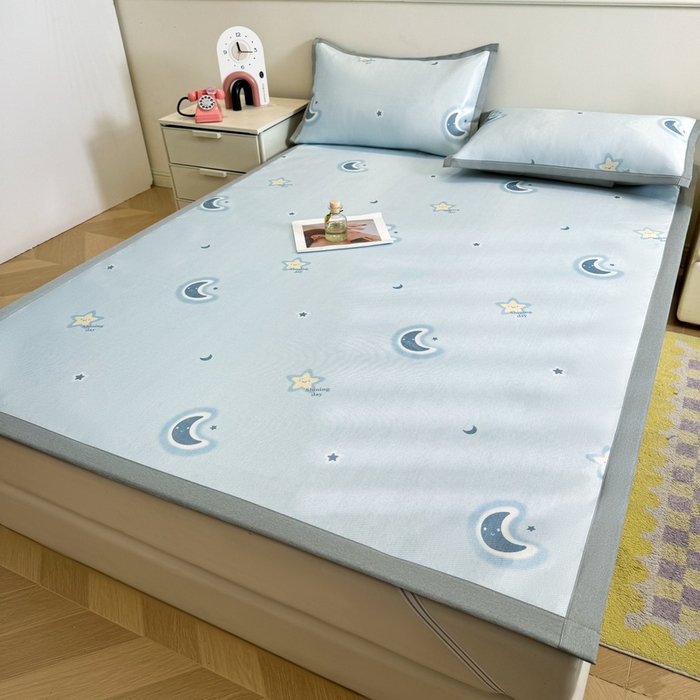 91家纺网 家纺一手货源 找家纺 LIFE.丽芙 2025春夏季新品数码印花冰藤凉席平铺冰丝凉席印花小清新绑带款三件套（风格二） 星辰