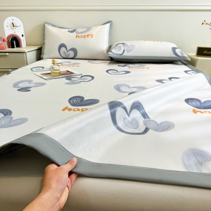 91家纺网 家纺一手货源 找家纺 LIFE.丽芙 2025春夏季新品数码印花冰藤凉席平铺冰丝凉席印花小清新绑带款三件套（风格二） 邂逅