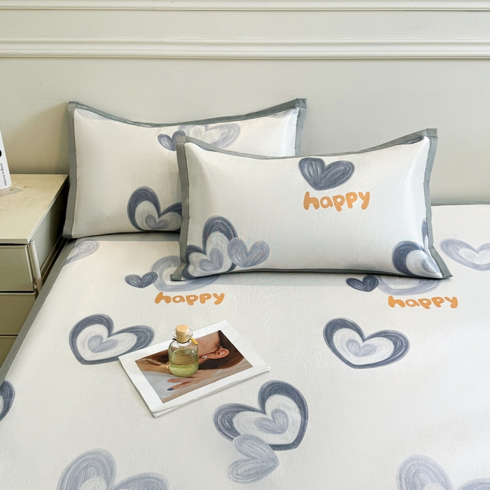 91家纺网 家纺一手货源 找家纺 LIFE.丽芙 2025春夏季新品数码印花冰藤凉席平铺冰丝凉席印花小清新绑带款三件套（风格二） 邂逅