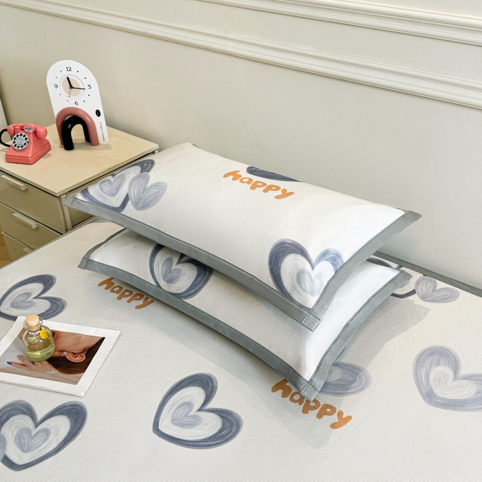 91家纺网 家纺一手货源 找家纺 LIFE.丽芙 2025春夏季新品数码印花冰藤凉席平铺冰丝凉席印花小清新绑带款三件套（风格二） 邂逅