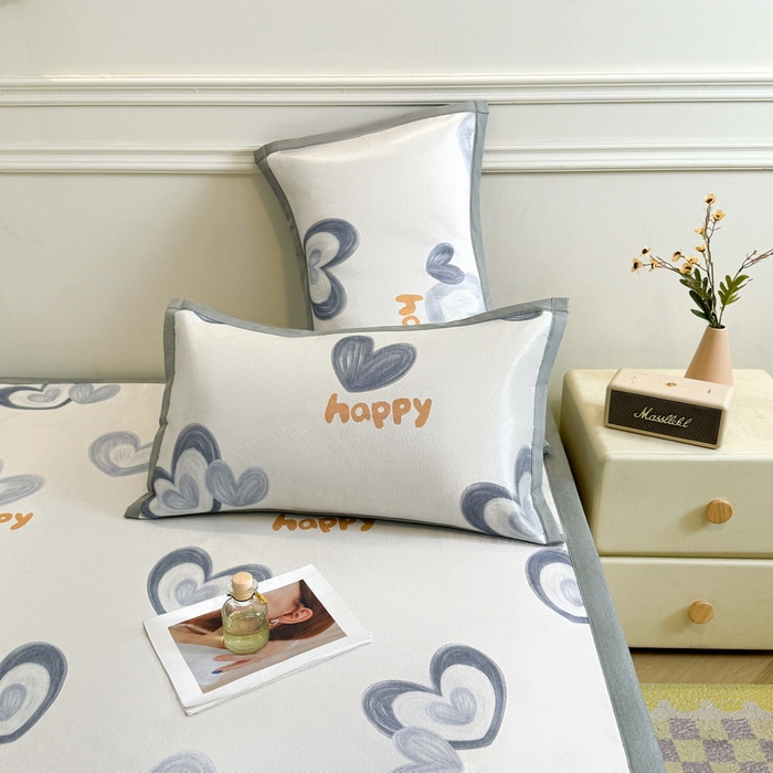 91家纺网 家纺一手货源 找家纺 LIFE.丽芙 2025春夏季新品数码印花冰藤凉席平铺冰丝凉席印花小清新绑带款三件套（风格二） 邂逅