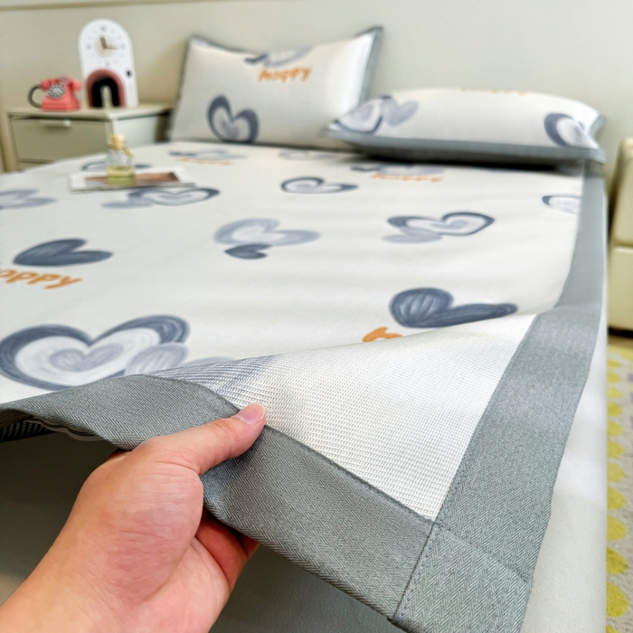 91家纺网 家纺一手货源 找家纺 LIFE.丽芙 2025春夏季新品数码印花冰藤凉席平铺冰丝凉席印花小清新绑带款三件套（风格二） 邂逅