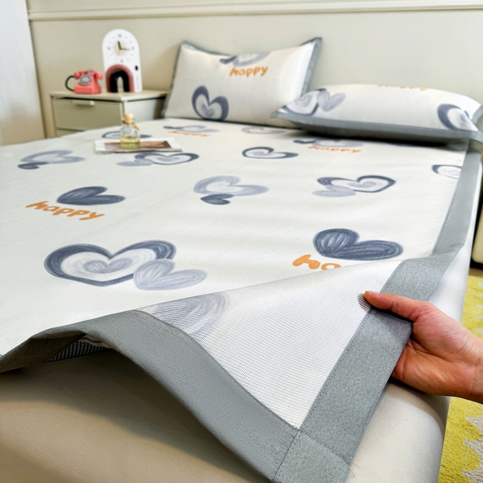 91家纺网 家纺一手货源 找家纺 LIFE.丽芙 2025春夏季新品数码印花冰藤凉席平铺冰丝凉席印花小清新绑带款三件套（风格二） 邂逅