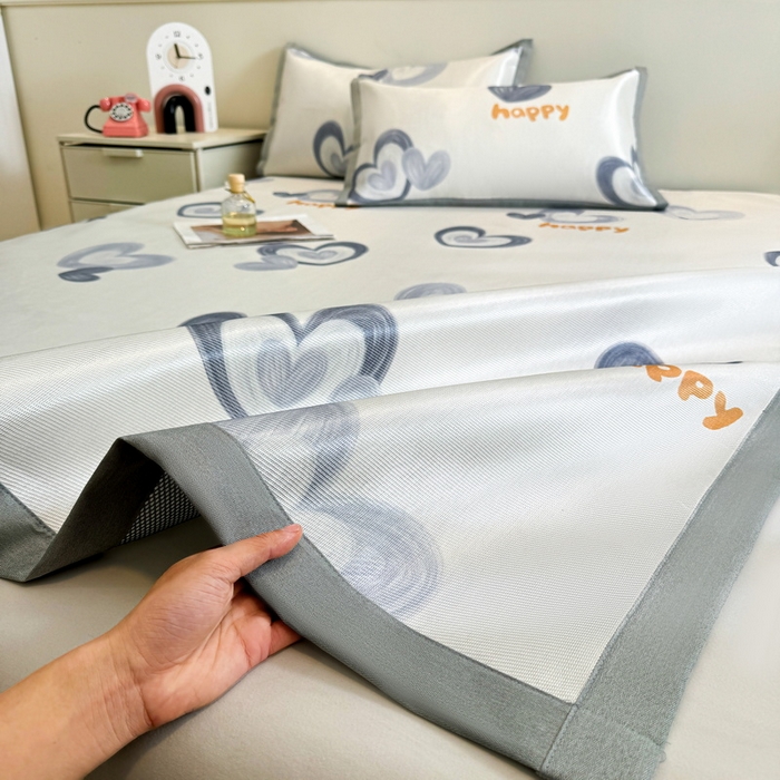 91家纺网 家纺一手货源 找家纺 LIFE.丽芙 2025春夏季新品数码印花冰藤凉席平铺冰丝凉席印花小清新绑带款三件套（风格二） 邂逅