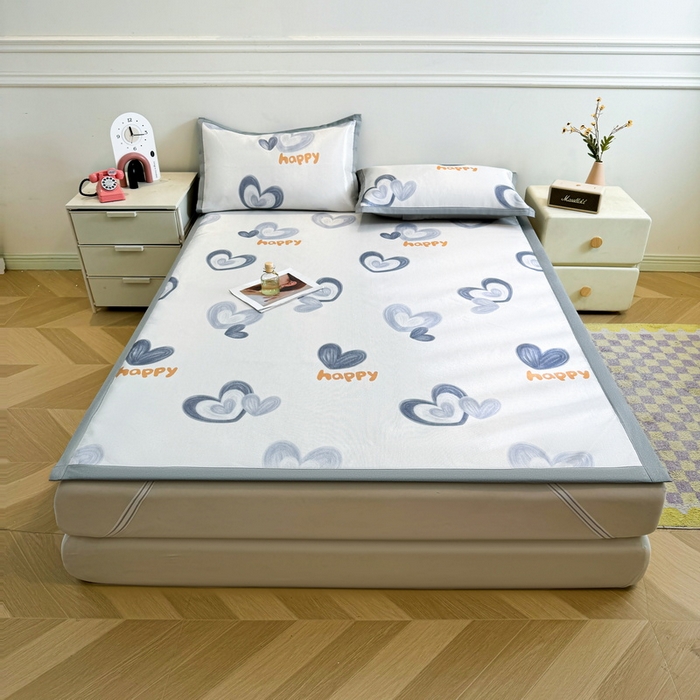 91家纺网 家纺一手货源 找家纺 LIFE.丽芙 2025春夏季新品数码印花冰藤凉席平铺冰丝凉席印花小清新绑带款三件套（风格二） 邂逅