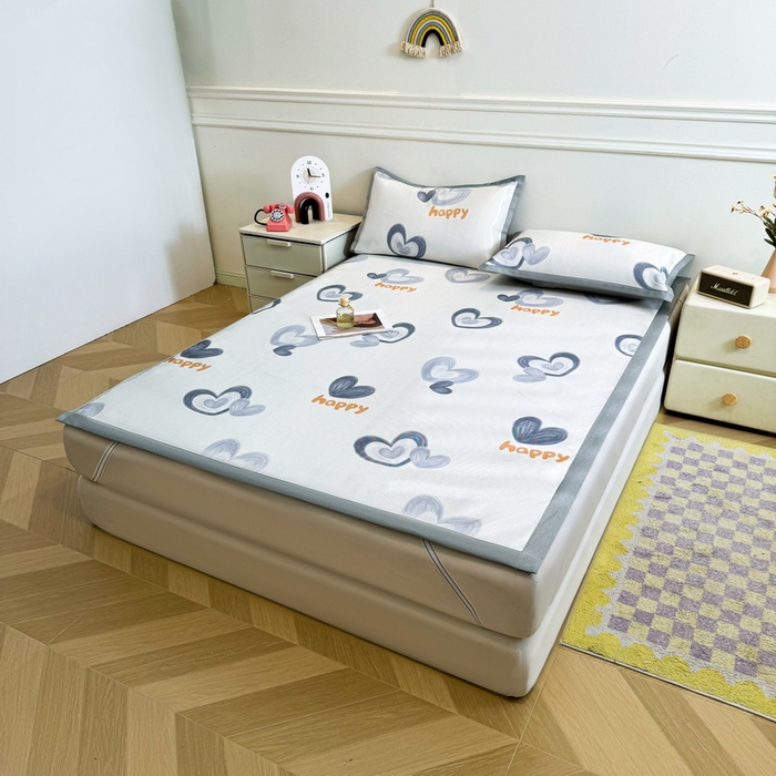 91家纺网 家纺一手货源 找家纺 LIFE.丽芙 2025春夏季新品数码印花冰藤凉席平铺冰丝凉席印花小清新绑带款三件套（风格二） 邂逅