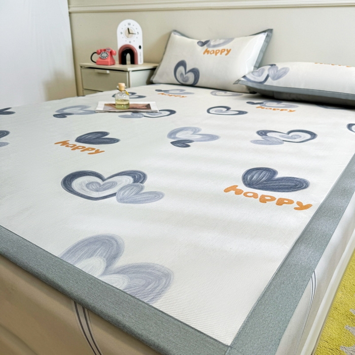 91家纺网 家纺一手货源 找家纺 LIFE.丽芙 2025春夏季新品数码印花冰藤凉席平铺冰丝凉席印花小清新绑带款三件套（风格二） 邂逅