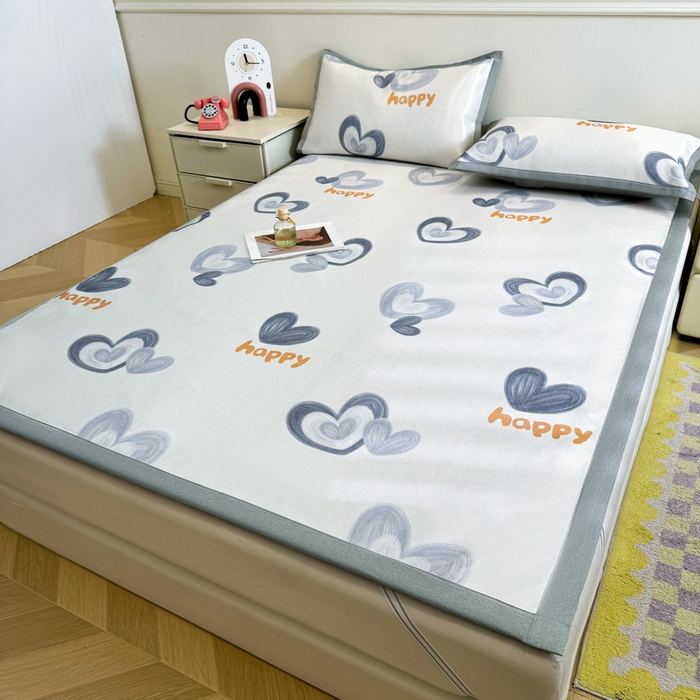 91家纺网 家纺一手货源 找家纺 LIFE.丽芙 2025春夏季新品数码印花冰藤凉席平铺冰丝凉席印花小清新绑带款三件套（风格二） 邂逅