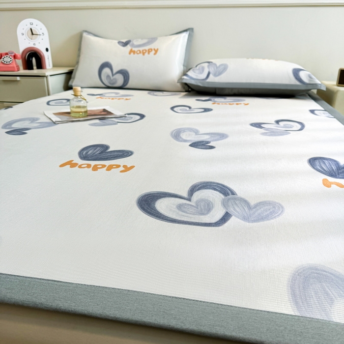 91家纺网 家纺一手货源 找家纺 LIFE.丽芙 2025春夏季新品数码印花冰藤凉席平铺冰丝凉席印花小清新绑带款三件套（风格二） 邂逅