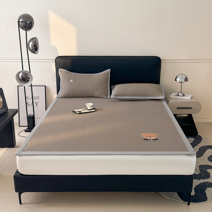 91家纺网 家纺一手货源 找家纺 （总）2025新款【瑞宝熊】PE真豆豆床席款凉席 场景三