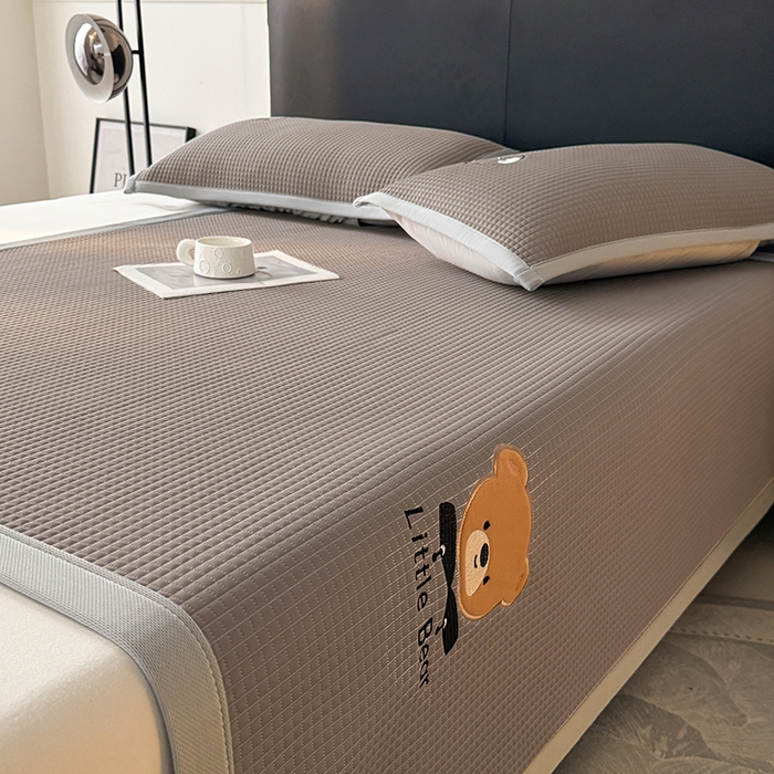 91家纺网 家纺一手货源 找家纺 （总）2025新款【瑞宝熊】PE真豆豆床席款凉席 场景三