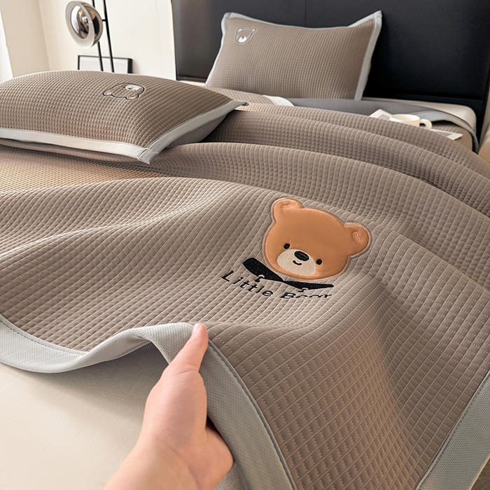 91家纺网 家纺一手货源 找家纺 （总）2025新款【瑞宝熊】PE真豆豆床席款凉席 场景三