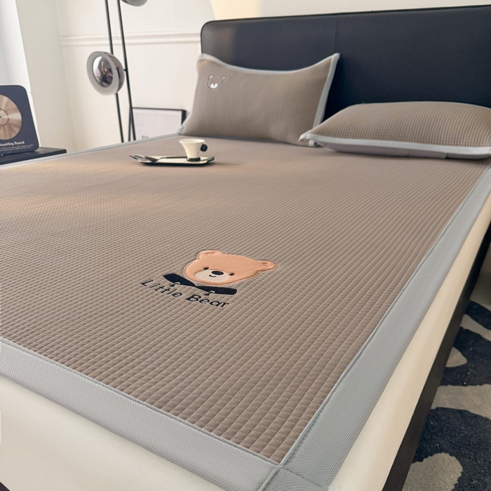 91家纺网 家纺一手货源 找家纺 （总）2025新款【瑞宝熊】PE真豆豆床席款凉席 场景三