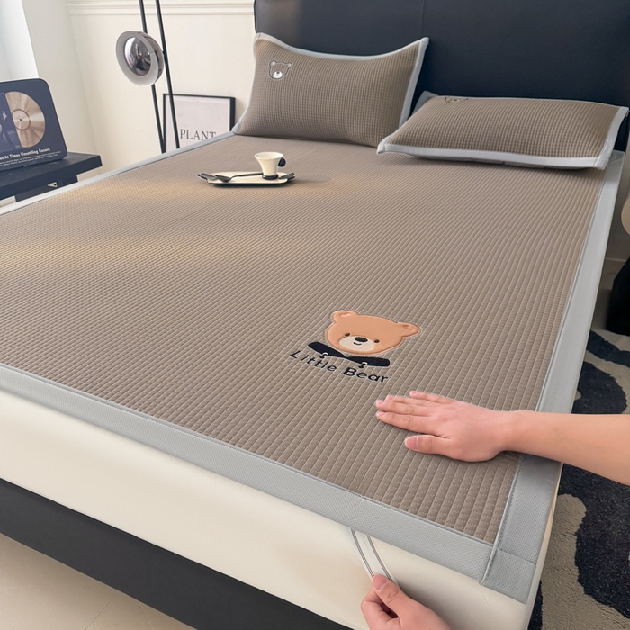 91家纺网 家纺一手货源 找家纺 （总）2025新款【瑞宝熊】PE真豆豆床席款凉席 场景三