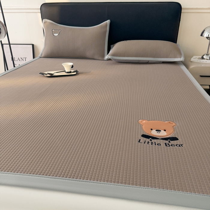 91家纺网 家纺一手货源 找家纺 （总）2025新款【瑞宝熊】PE真豆豆床席款凉席 场景三