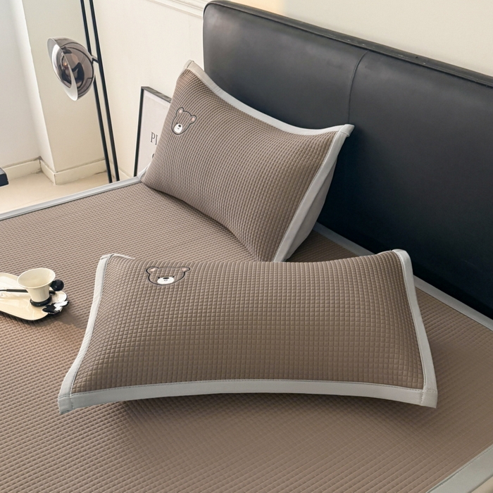 91家纺网 家纺一手货源 找家纺 （总）2025新款【瑞宝熊】PE真豆豆床席款凉席 场景三