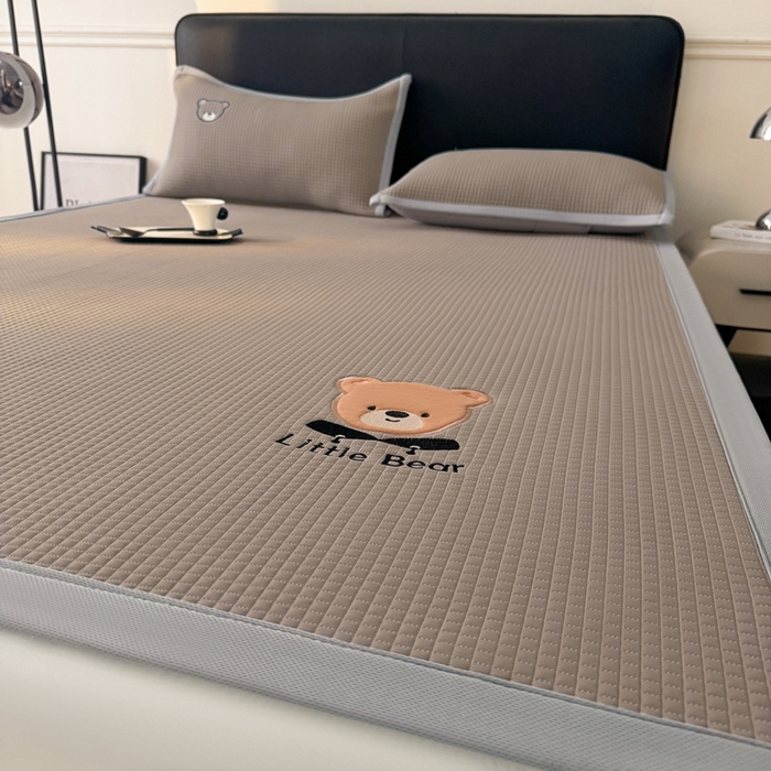 91家纺网 家纺一手货源 找家纺 （总）2025新款【瑞宝熊】PE真豆豆床席款凉席 场景三