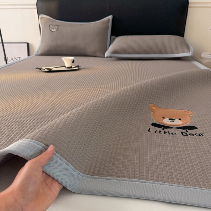 91家纺网 家纺一手货源 找家纺 （总）2025新款【瑞宝熊】PE真豆豆床席款凉席 场景三