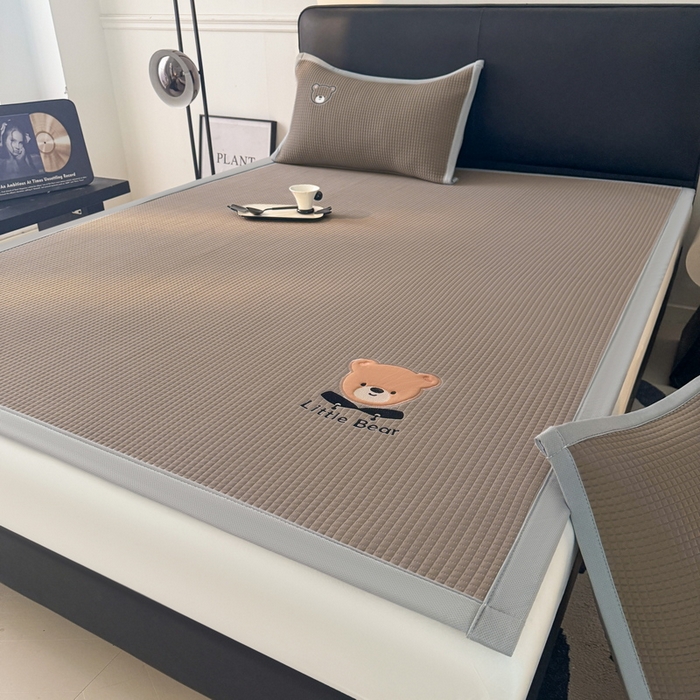 91家纺网 家纺一手货源 找家纺 （总）2025新款【瑞宝熊】PE真豆豆床席款凉席 场景三