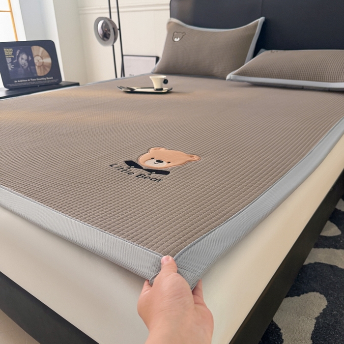 91家纺网 家纺一手货源 找家纺 （总）2025新款【瑞宝熊】PE真豆豆床席款凉席 场景三