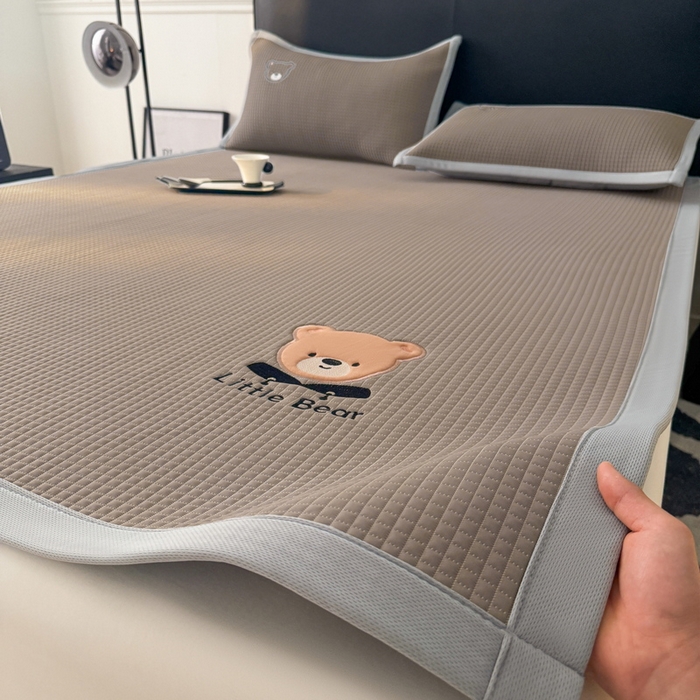 91家纺网 家纺一手货源 找家纺 （总）2025新款【瑞宝熊】PE真豆豆床席款凉席 场景三