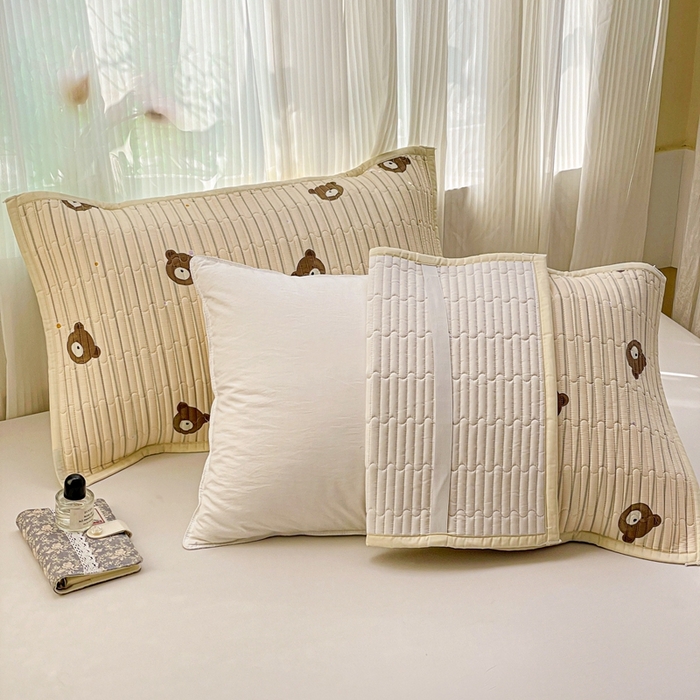 91家纺网 家纺一手货源 找家纺 雅萱家纺 2025新款全棉绗缝夹棉枕巾 饼干熊-枕巾 50*80cm一只