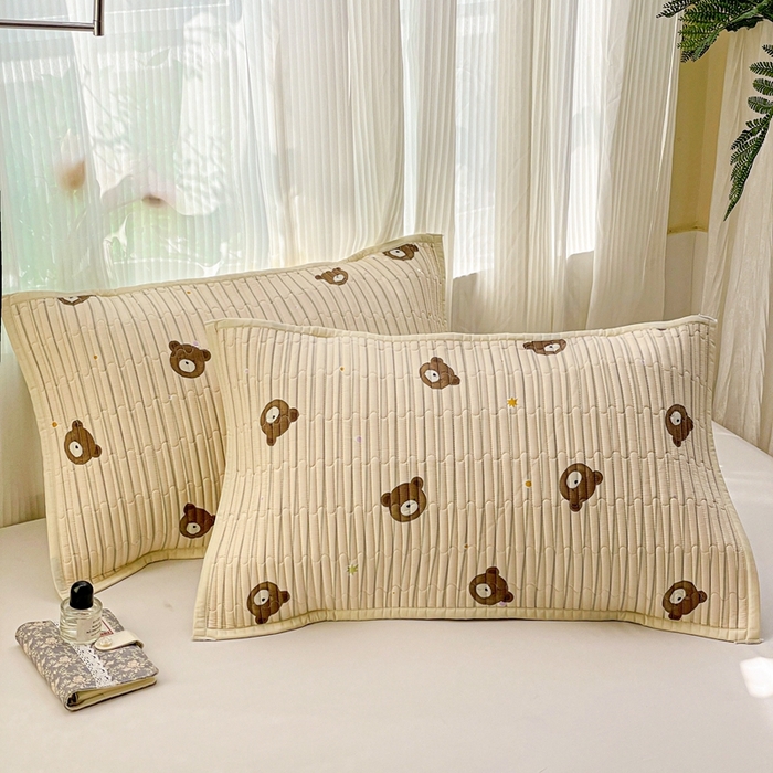 91家纺网 家纺一手货源 找家纺 雅萱家纺 2025新款全棉绗缝夹棉枕巾 饼干熊-枕巾 50*80cm一只