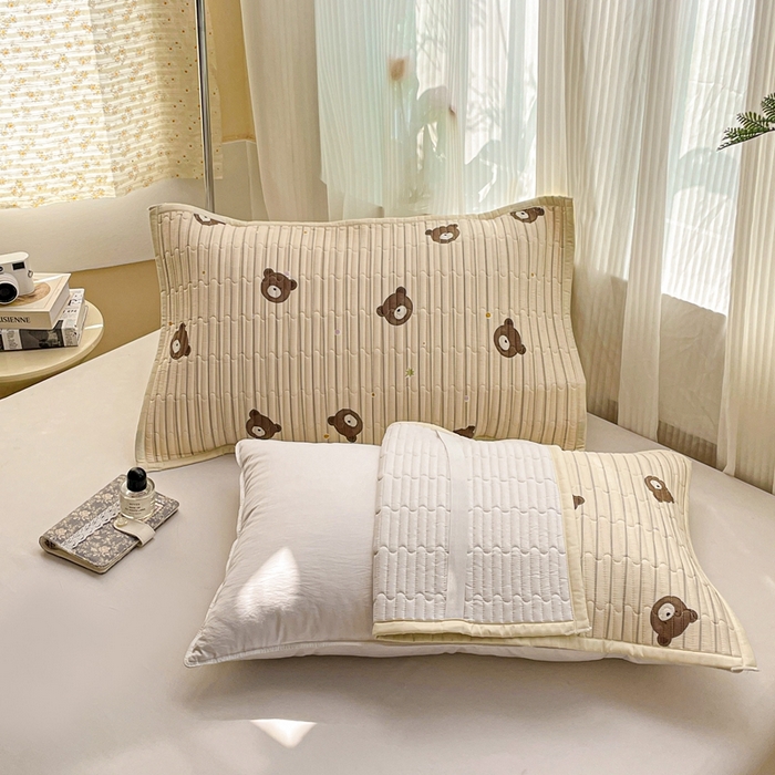 91家纺网 家纺一手货源 找家纺 雅萱家纺 2025新款全棉绗缝夹棉枕巾 饼干熊-枕巾 50*80cm一只