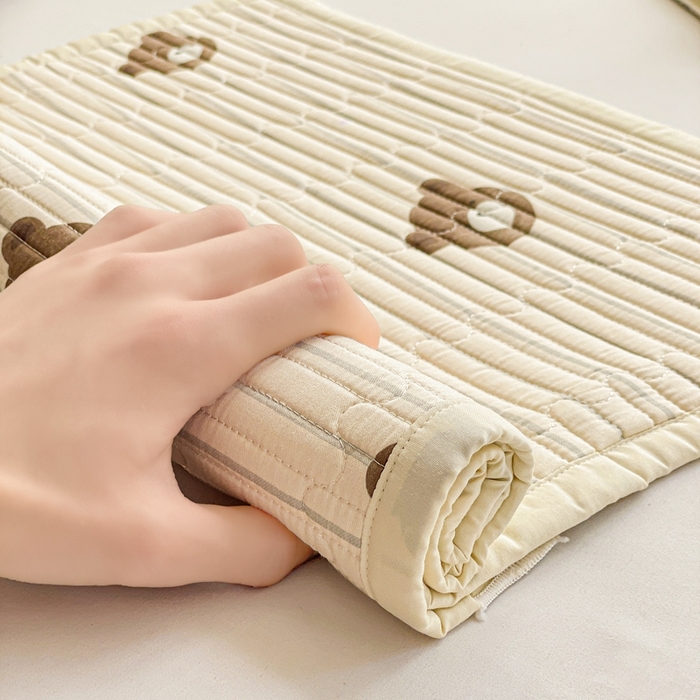 91家纺网 家纺一手货源 找家纺 雅萱家纺 2025新款全棉绗缝夹棉枕巾 饼干熊-枕巾 50*80cm一只